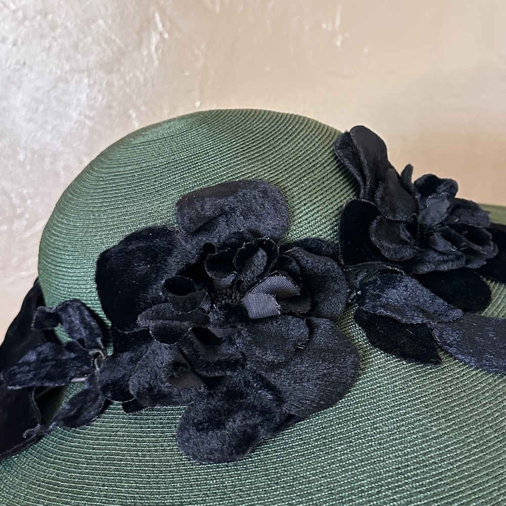DASHING 1950s' GREEN STRAW WIDE BRIM HAT + BLACK FABRIC/VELOUR FLOWERS & BAND - Picture 8 of 14